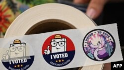 Matangazo ya kupiga kura “I Voted” zikiwa zimewekwa katika kituo cha kuhesabu na kupiga kura katika kaunti ya Maricopa (MCTEC) kabla ya uchaguzi wa awali huko Arizona 2024 na uchaguzi mkuu huko Phoenix, Arizona Juni 3, 2024.