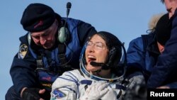 Astronot NASA, Christina Koch, sesaat pasca pendaratan di kawasan selatan Zhezkazgan di Karaganda, Kazakhstan, 6 Februari 2020. (Foto: Sergei Ilnitsky/Pool via REUTERS)