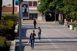 미 서부 켈리포니아 대학교 샌디에이고 캠퍼스에서 학생들이 마스크를 쓰고 지나가고 있다. (자료사진)