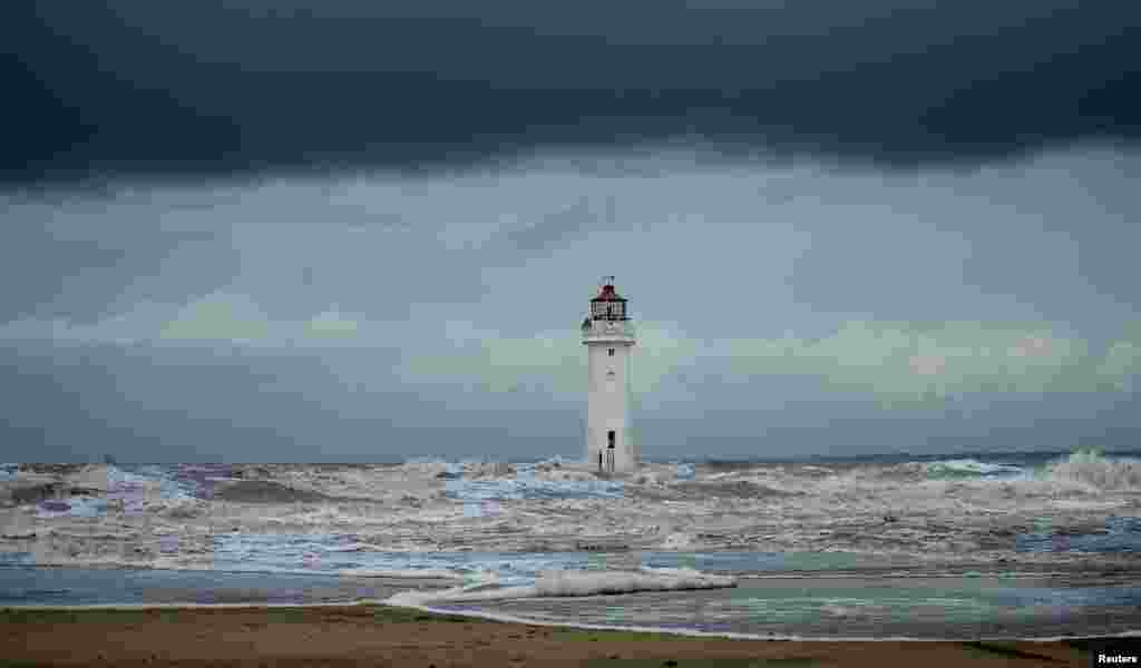 Mendung tebal tampak di atas mercusuar &#39;Perch Rock&#39; di New Brighton, Inggris.