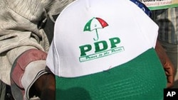 wani mai goyon bayan jam'iyar PDP ya na rike hula mai laima