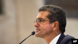 Calon Gubernur Puerto Rico Pedro Pierluisi menghadiri sidang pengukuhan di DPR Puerto Rico, di San Juan, Puerto Rico, 2 Agustus 2019.