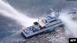 Kapal Garda Pantai Filipina BRP Bagacay dilaporkan terkena semprotan air dari kapal Garda Pantai China di perairan dekat Scarborough yang diklaim China. (Foto: via AFP)