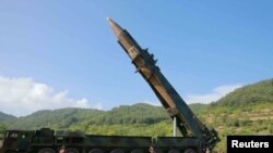 Une photo non datée du missile balistique intercontinental Hwasong-14, publiée par l'agence de presse nord-coréenne KCNA à Pyongyang, le 4 juillet 2017.