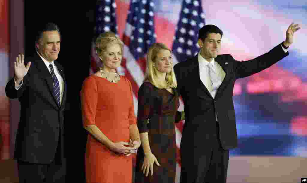 Mitt Romney dan istrinya Ann bersama kandidat wakil presiden Paul Ryan dan istrinya Janna di Boston (7/11).