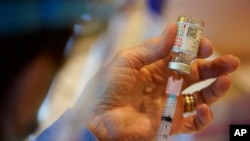 Pitanje u vezi sa dodatnim dozama za decu starijeg uzrasta aktuelizovano je u trenutku kada se Sjedinjene Države suočavaju sa novim talasom zaraze varijantom omikron – jer je broj novoobolelih u porastu. (AP/Matt Slocum)