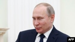 Le président russe Vladimir Poutine s'exprime lors d'une réunion au Kremlin à Moscou, le 15 février 2018.