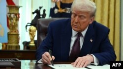 ፕሬዝደንት ዶናልድ ትረምፕ እንደ አውሮፓውያን የዘመን አቆጣጠር ጀንዋሪ 20 ቀን 2025 ዓ.ም በዋይት ሃውስ ኦቫል ኦፊስ የሥራ አስፈፃሚ ትዕዛዝ ሲፈርሙ።
