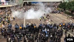 香港6-12警民大冲突后，有建制派立法会议员呼吁港府暂缓修订《逃犯条例》。 (美国之音汤惠云拍摄)