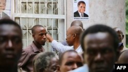 Les partisans du principal parti d'opposition mozambicain, la Renamo (Résistance nationale mozambicaine), à la veillée mortuaire de leur leader Afonso Dhlakama décédé deux jours plus tôt, Maputo, le 5 mai 2018.