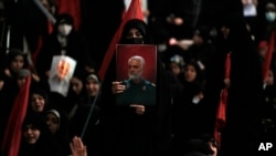 伊朗2024年1月3日在革命卫队精锐圣城旅前指挥官卡西姆·苏莱曼尼（Qassem Soleimani）墓地举行周年纪念活动。（美联社）