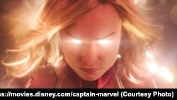 Captain Marvel, une pilote d'élite impliquée dans un accident d'avion avec un vaisseau extra-terrestre, ce qui va développer chez elle des super-pouvoirs.
