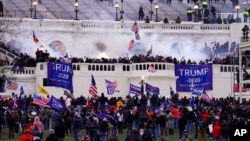 Arhiva - Demonstranti lojalni tadašnjem predsedniku Donaldu Trampu jutirašju na Kapitol, 6. januara 2021, u pokušaju da spreče proglašenje Džoa Bajdena za pobednika predsedničkih izbora.