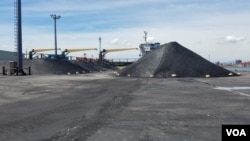 지난해 8월 한국 포항에 적재된 석탄.