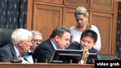 Para anggota Komisi Eksekutif Kongres AS urusan Tiongkok mendengarkan keterangan para aktivis soal kondisi para buruh di Tiongkok (31/7). 