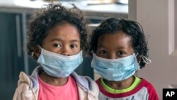 Des enfants portent des masques à l’école à Antananarivo, Madagascar, 3 octobre 2017.