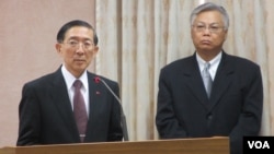 台湾外长林永乐(左)在立法院接受质询（美国之音张永泰拍摄）