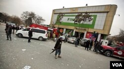 Polisi Afghanistan melakukan penjagaan di lokasi serangan bom di pasar swalayan di Kabul, Jumat (28/1).