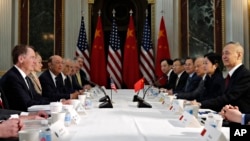 美国贸易代表莱特希泽与中国副总理刘鹤在白宫艾森豪威尔行政大楼举行双边贸易谈判。（2019年2月21日）
