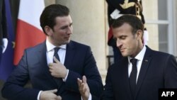 Le président français Emmanuel Macron avec le chancelier autrichien Sebastian Kurz après une réunion à l'Elysée à Paris le 17 septembre 2018.