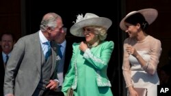 Le prince Charles, héritier du trône britannique, et son épouse Camilla à gauche.