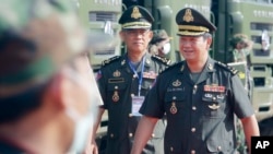 រូបឯកសារ៖ លោក​ឧត្តម​សេនីយ៍​ឯក ហ៊ុន ម៉ាណែត​ មេ​បញ្ជាការ​កង​ទ័ព​ជើង​គោក​កម្ពុជា​ និងជាកូនប្រុសច្បងរបស់លោកនាយករដ្ឋមន្ត្រី ហ៊ុន សែន ចូលរួមពិធីប្រគល់និងទទួលរថយន្តជូនដល់កងយោធពលខេមរភូមិន្ទ និងកងនគរបាលជាតិ នៅរាជធានីភ្នំពេញ ថ្ងៃទី១៨ ខែមិថុនា ឆ្នាំ២០២០។ 