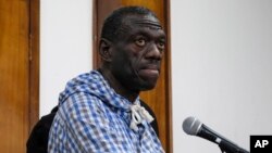 Kizza Besigye a été candidat contre Yoweri Museveni aux présidentielles de 2001, 2006, 2011 et 2016.