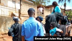 La police arrête une vingtaine de femmes à la fin d’une manifestation de l’opposition à Yaoundé, Cameroun, 9 mars 2018. (VOA/Emmanuel Jules Ntap).