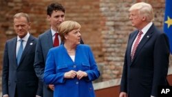 Kanselir Jerman Angela Merkel berbicara dengan Presiden AS Donald Trump di sela KTT G-7 di Sicilia, Italia 26 Mei lalu (foto: dok).