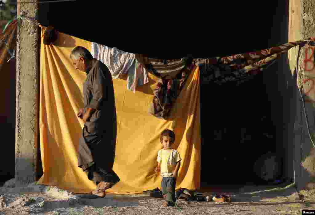 Suriyalik kurdlar Turkiyaning Suruch tumanida tashkil etilgan qochoqlar lagerida, 5-oktabr, 2014-yil. 