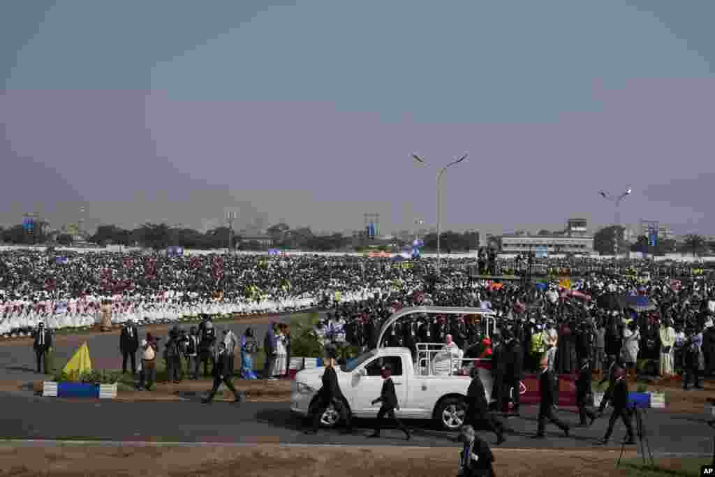 Umati wa watu kwenye uwanja wa Ndolo wakihudhuria misa inayongozwa na Papa Francis mjini Kinshasa, DRC