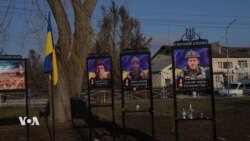 Спомениците на паднатите војници се наредени на главниот плоштад во Макив, еден од бројните помали градови во Украина што е речиси испразнет. (Screenshot)