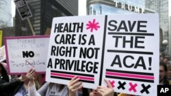រូប​ឯកសារ៖ បាតុករ​តវ៉ា​ទាមទារ​ឲ្យ​រក្សា​ទុក​ច្បាប់​ថែ​ទាំ​សុខភាព Affordable Care Act (ACA) ដែល​គេ​ស្គាល់​ជា​ទូទៅ​ថា​ Obamacare នៅ​ទី​ក្រុង Chicago កាល​ពីឆ្នាំ​២០១៧។
