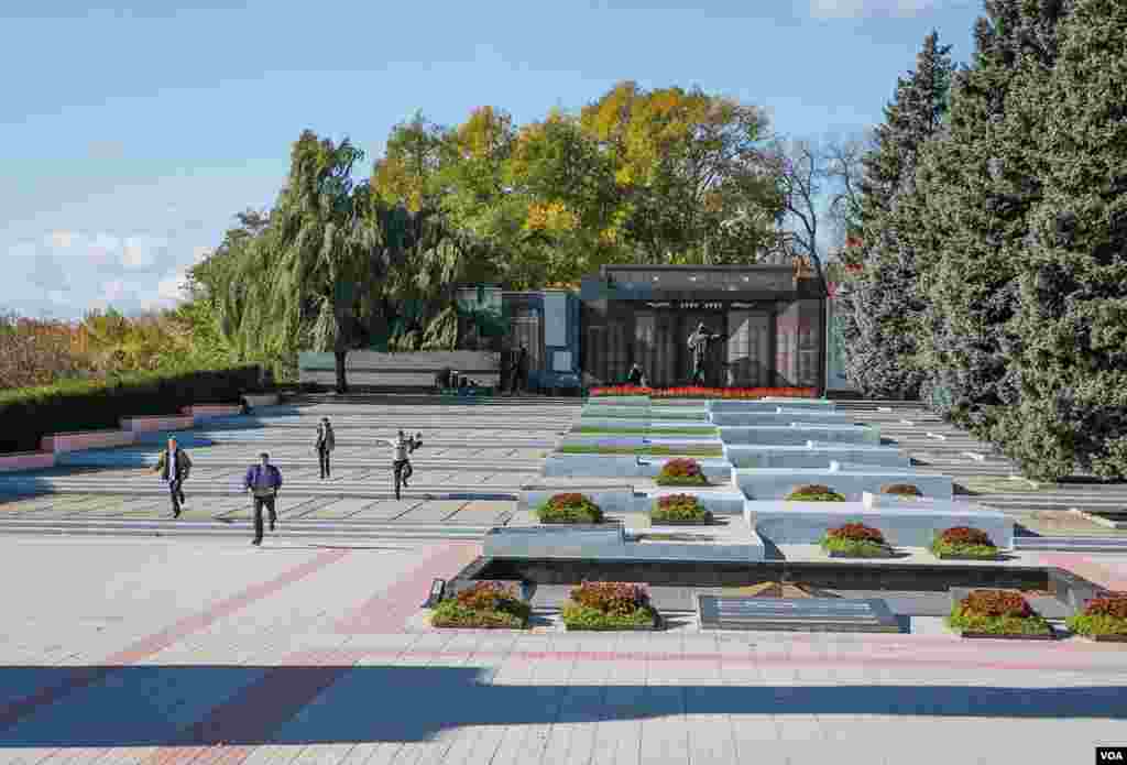 The war memorial honors Transdniester's dead, about half of the 1,500 people who died during the five-month war of secession in 1992. (Vera Undritz for VOA)