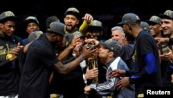 Remise du trophée au Golden State, champion de la NBA de la saison 2018 à l’issue d’une quatrième victoire d’affilée en finale contre le Cleveland Warriors, au Quicken Loans Arena, Cleveland, 8 juin 2018. (Reuters/ Kyle Terada-USA TODAY Sports)