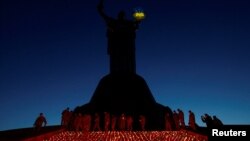 Украинци палат свеќи во Киев на 1000-тиот ден од нападот на Русија врз Украина 