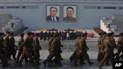 지난해 12월 평양 김일성 광장에서 김정일 사망 2주기 행사가 열린 가운데 북한군 병사들이 행진하고 있다. (자료사진)