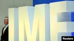 19일 미국 워싱턴의 국제통화기금 IMF 건물에 보안요원이 서 있다.
