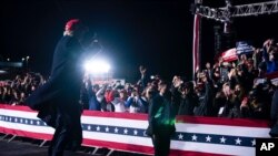 도널드 트럼프 미국 대통령이 1일 노스캐롤라이나주 히코리에서 선거유세를 했다.