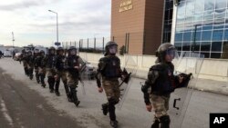 Polisi paramiliter mengamankan pintu masuk kompleks penjara Silivri, di mana 29 mantan polisi Turki yang diadili, luar Istanbul, Selasa, 27 Desember, 2016. (AP Photo/Mehmet Guzel)