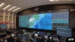 북한이 군사정찰위성 만리경-1호를 발사한 다음날인 22일 국가항공우주기술총국 평양종합관제소 대형 화면에 한반도와 인근 지도가 표시되고 있다. 
