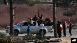 Pripadinici snaga sirijske opozicije koje podržava Turska slave u Tal Abjadu, Sirija, 13. oktobra 2019.