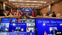 Perdana Menteri Vietnam Nguyen Xuan Phuc dalam KTT ASEAN-China yang digelar secara daring di karena pandemi virus corona, di Hanoi, 12 November 2020. (Foto: Nhac NGUYEN / AFP)