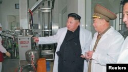 Kim Chen Un harbiy laboratoriyalardan birida