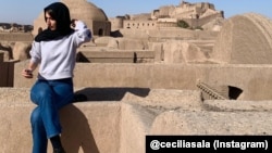 چچیلیا سالا، روزنامه‌نگار ایتالیایی بازداشت‌شده توسط پلیس تهران؛ محل عکس: ارگ تاریخی بم.