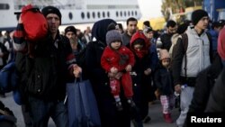 Réfugiés et migrants débarquent au port du Pirée près d'Athènes , en Grèce, le 23 février 2016 .