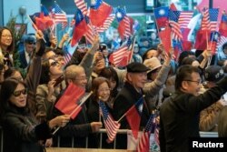 Para pendukung, sebagian besar warga Taiwan, berkumpul dengan melambaikan bendera AS dan Taiwan saat Presiden Tsai Ing-wen tiba di Lotte Hotel di Manhattan, New York City, Kamis (29/3).