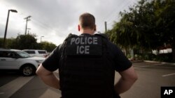 Petugas kantor Penegakan Bea Cukai dan Imigrasi AS (ICE) dalam operasi di Escondido, California, 8 Juli 2019. (Foto: AP)