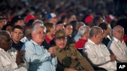 L'ancien président cubain Raul Castro, au centre, et le président cubain Miguel Diaz-Canel, deuxième à gauche, participent à un événement célébrant la Journée de la révolution à Santiago, Cuba, le 26 juillet 2018.