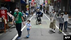 រូបឯកសារ៖ ពលរដ្ឋជប៉ុនដើរកាត់ដងផ្លូវមួយ នៅទីក្រុងតូក្យូ ប្រទេសជប៉ុន កាលពីថ្ងៃទី៤ ខែឧសភា ឆ្នាំ២០២០។ 